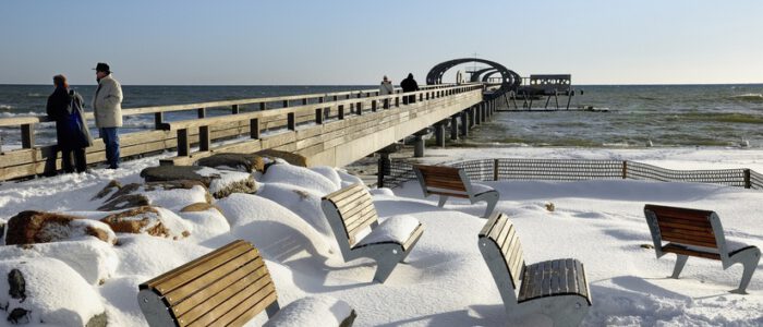 Seebrücke im Schnee