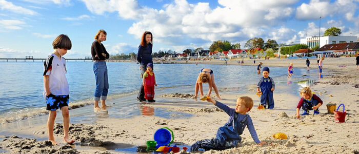 spielende kinder am strand